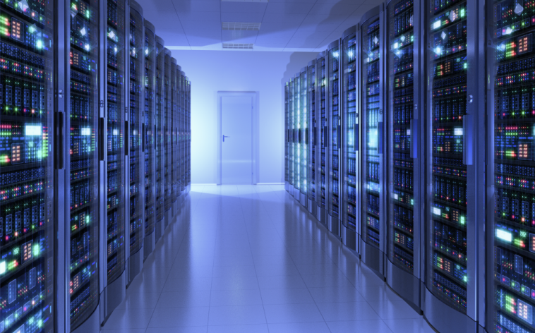 Serverraum der LAN Group mit zwei Reihen beleuchteter Serverschraenke